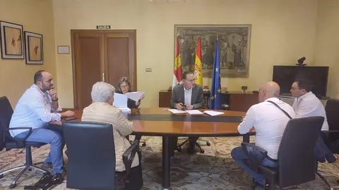 Ángel Blanco durante su reunión con la alcaldesa de Maire de
Castroponce, Evangelina García Cordero; y los alcaldes de Comonte,
Maximiliano Velicias; Morales del Rey, Ignacio Palmero; y Fresno de la
Polvorosa, Pablo Moro