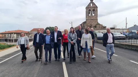 Miembros de la Diputación durante la visita a las obras de acondicionamiento y refuerzo del firme de la carretera ZA-P-2547