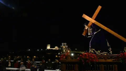 Traslado del Nazareno de San Frontis al paso por el Puente de los Poetas