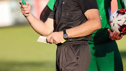 Un árbitro durante un partido de fútbol. Imagen de archivo