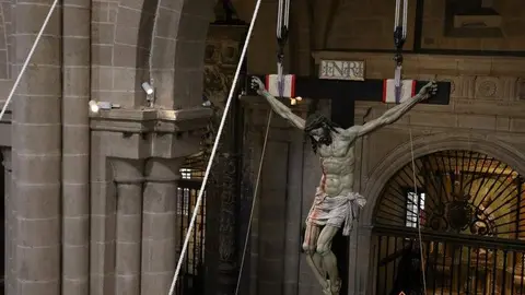 El Cristo de las Injurias desciende del altar (23)