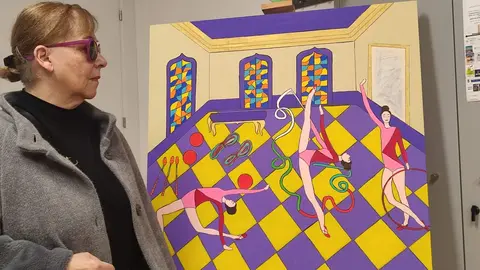 Mabel Guerrero junto a su cuadro donado para ayudar a Yaiza. Imagen cedida