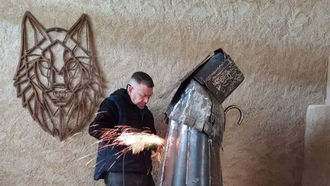 José Javier Sánchez con una radial engalana la capa parda alistana. Imagen cedida