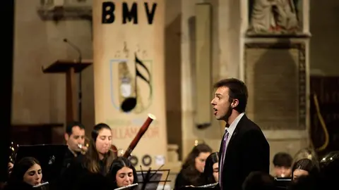 El compositor y director de la Banda de Música de Villamayor, Sergio Manuel García. Fotografía: Alex Lorrys