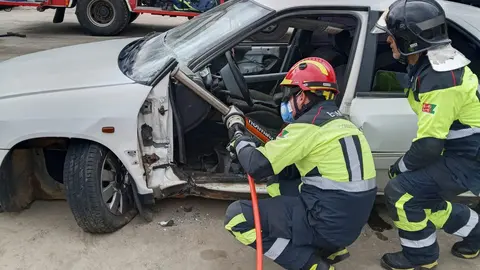 Bomberos de Rionegro del Puente realizan prácticas de excarcelación
