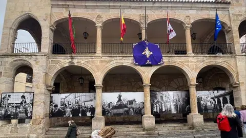 Fotografías antiguas de la Semana Santa en los soportales del Ayuntamiento Viejo (2)