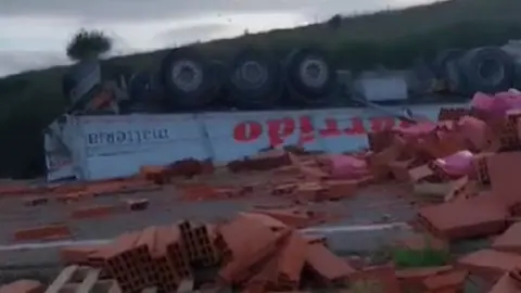Camión volcado a la altura de Corrales de Vino