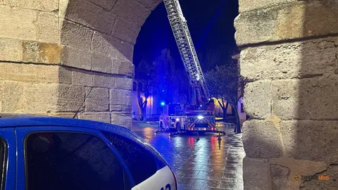 Actuación de los bomberos en la iglesia de San Ildefonso