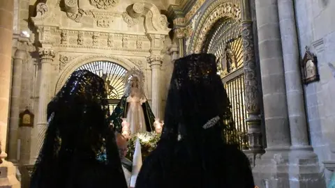 La Esperanza salva la emoción en la Plaza de la Catedral tras la suspensión procesional (24)