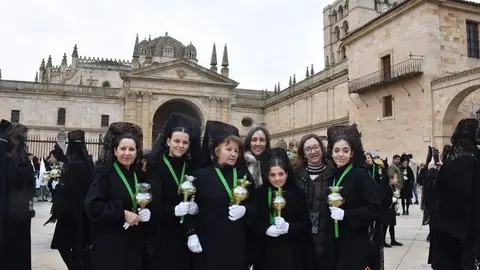 La Esperanza salva la emoción en la Plaza de la Catedral tras la suspensión procesional (4)
