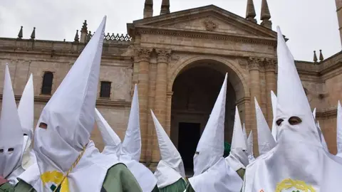 La Esperanza salva la emoción en la Plaza de la Catedral tras la suspensión procesional (13)