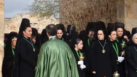 La Esperanza salva la emoción en la Plaza de la Catedral tras la suspensión procesional (25)