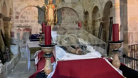 Jesús Yacente ya está preparado para salir en procesión esta noche. Con una urna de metacrilato para protegerlo de la lluvia. Imagen redes sociales