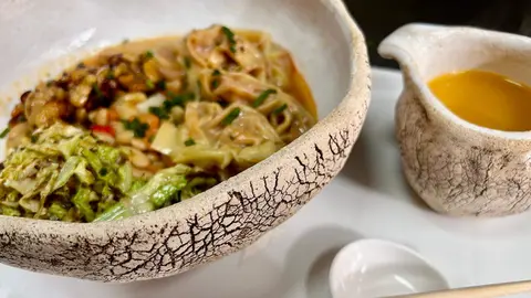 Plato de Verdinas Wonton presentado por el restaurante España de Fermoselle