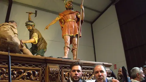 Miguel Durán padre e hijo con el paso de La Crucifixión