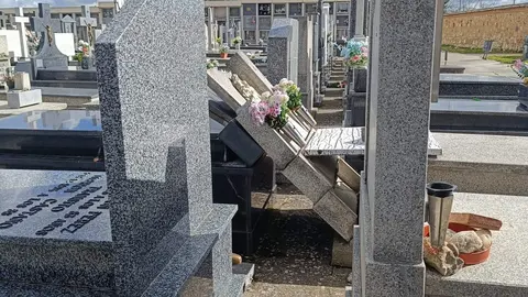 Daños del temporal en el cementerio. Imagen cedida (1)