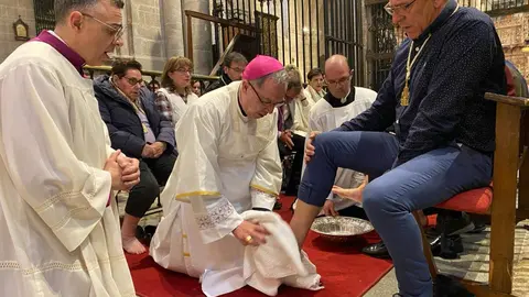 Obispo de Zamora lava los pies de fieles durante la Misa del Jueves Santo