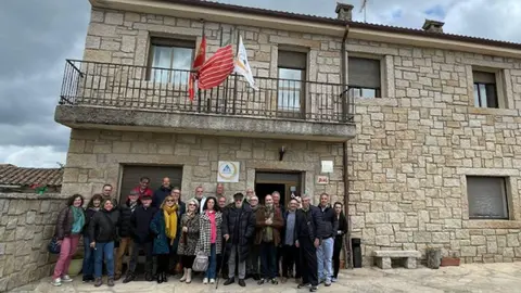 Participantes del primer El primer Encuentro de escritores, periodistas, webmasters, poetas, fotógrafos, pintores y líderes de opinión en el hotel rural La Rueca en Fariza. Fotografía: CEDIDA