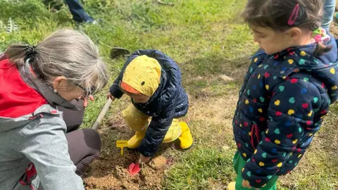 Actividad 'echando raíces' en Castronuevo de los Arcos. Imagen cedida (1)