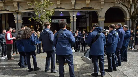Banda de Música de Zamora en la postprocesión bajo la lluvia en la Plaza Mayor de Zamora