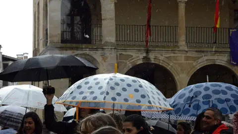 Postprocesión bajo la lluvia en la Plaza Mayor de Zamora