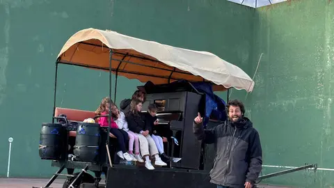 Peregrinos trovadores en Granja de Moreruela. Fotografía: CEDIDA