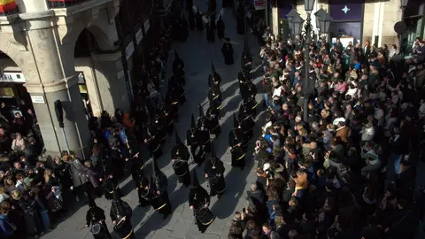 Público amontonado en la confluencia entre Renova y Diego de Ordax para ver la procesión del Santo Entierro