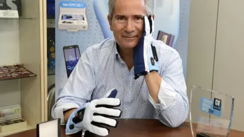 Los guantes que permiten aliviar el dolor de la artrosis en las manos