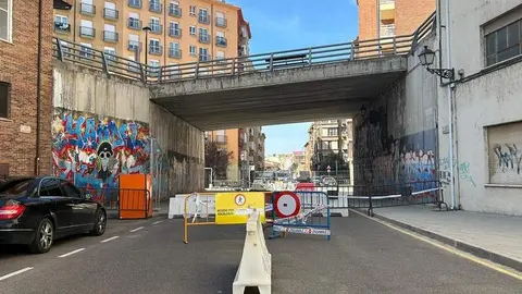 Tráfico cortado en el  puente de Puerta Nueva