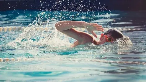Niño nadando en una piscina. Imagen de archivo