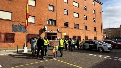 agricultores y ganaderos en las puertas del cuartel. IMAGEN CEDIDA