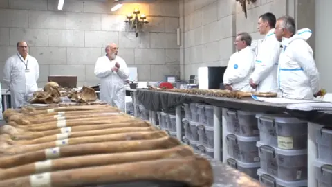 Visita del presidente del Gobierno, Pedro Sánchez, y el ministro de Política Territorial y Memoria Democrática, Ángel Víctor Torres, al laboratorio forense en el Valle de Cuelgamuros