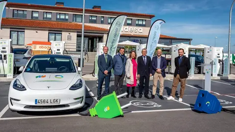 2024-04-04.- Foto de autoridades en la recién inaugurada estación de recarga Iberdrola bp pulse -Burgos