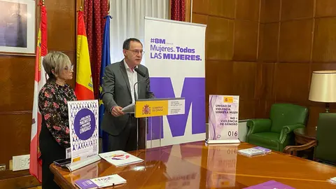 Fotografía de archivo del subdelegado con la responsable de la Unidad de Violencia sobre la Mujer de la Subdelegación de Zamora, en la presentación de la memoria de 2023 el pasado 7 de marzo