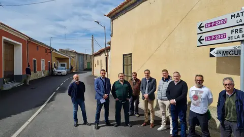 Representantes de la Diputación y de los consistorios en el tramo renovado de carretera entre Fuenteñapeña y Matilla la Seca