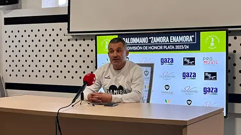 Diego Soto durante la rueda de prensa tras anunciar su dimisión como técnico del Balonmano Zamora