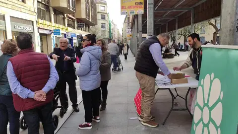 Recogida de firmas para evitar el cierre de la residencia. Zamora Sí