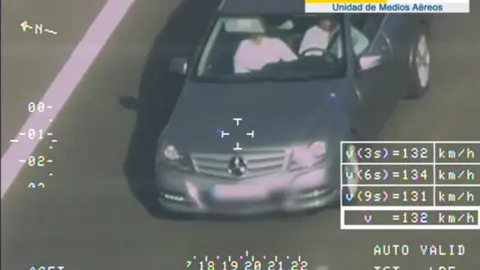 El copiloto de un turismo sin hacer uso del cinturón de seguridad. Fotografía: DGT