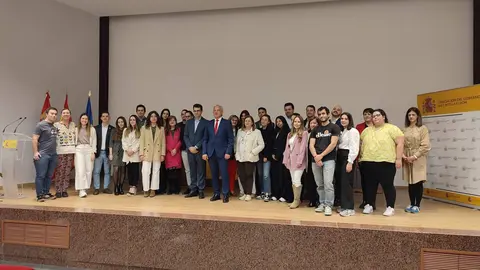 Nicanor Sen con los participantes del Programa de Primera Experiencia Profesional en las Administraciones Publicas