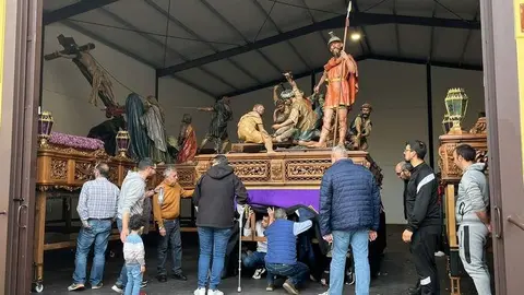 Los pasos de la cofradía de Jesús Nazareno abandonan la carpa (3)