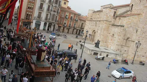 Traslado de pasos de la Real Cofradía del Santo Entierro