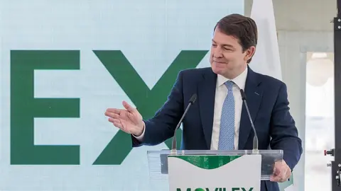 Mañueco durante el acto de colocación primera piedra planta Movilex