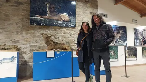 El&nbsp;guitarrista&nbsp;tolosarra David Colomo, conocido como 'Pajarillo', y su mujer en la Oficina de Turismo d Villardeciervos