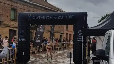 Elisa García entrando como vencedora en los 5 km Fuentesaúco