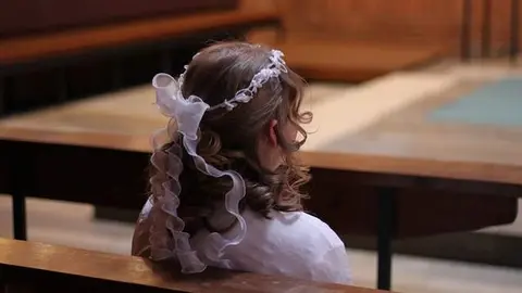 Niña en la primera Comunión. Imagen de archivo