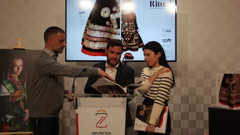 Francisco Iglesias, Víctor López de la Parte y Laura Huertos en la presentación libro Ritual dentro del Festival Internacional de Indumentaria Tradicional