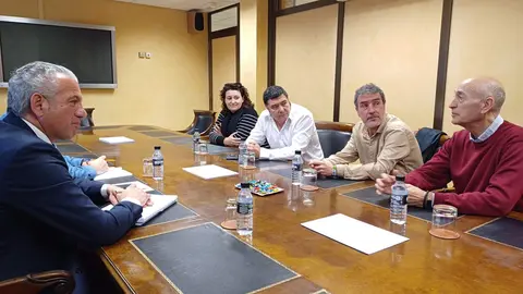 Nicanor Sen se reúne con representantes de los transportistas de Castilla y León