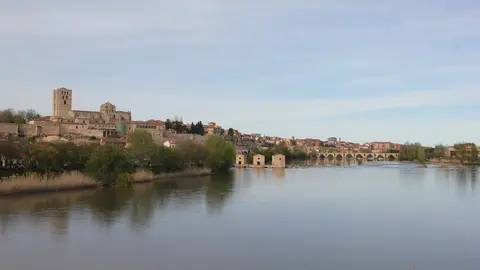 Catedral y Muralla de Zamora desde el Puente de los Poetas_3