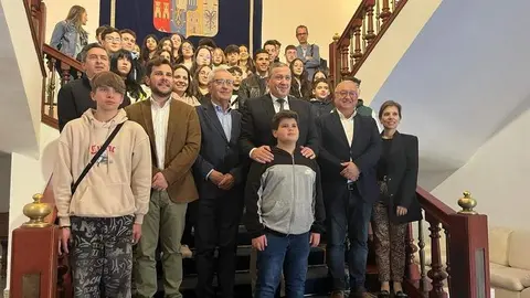 estudiantes y responsables municipales de Macedo de Cavaleiros