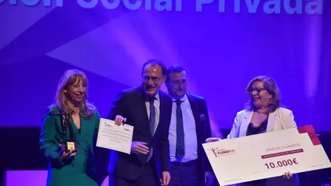 Ana Agúndez, presidenta del Centro de León, y Aurelia González, presidenta segunda nacional y directora del Chat de la Esperanza durante el acto e entrega del premio Fundos a la Innovación Social Pública